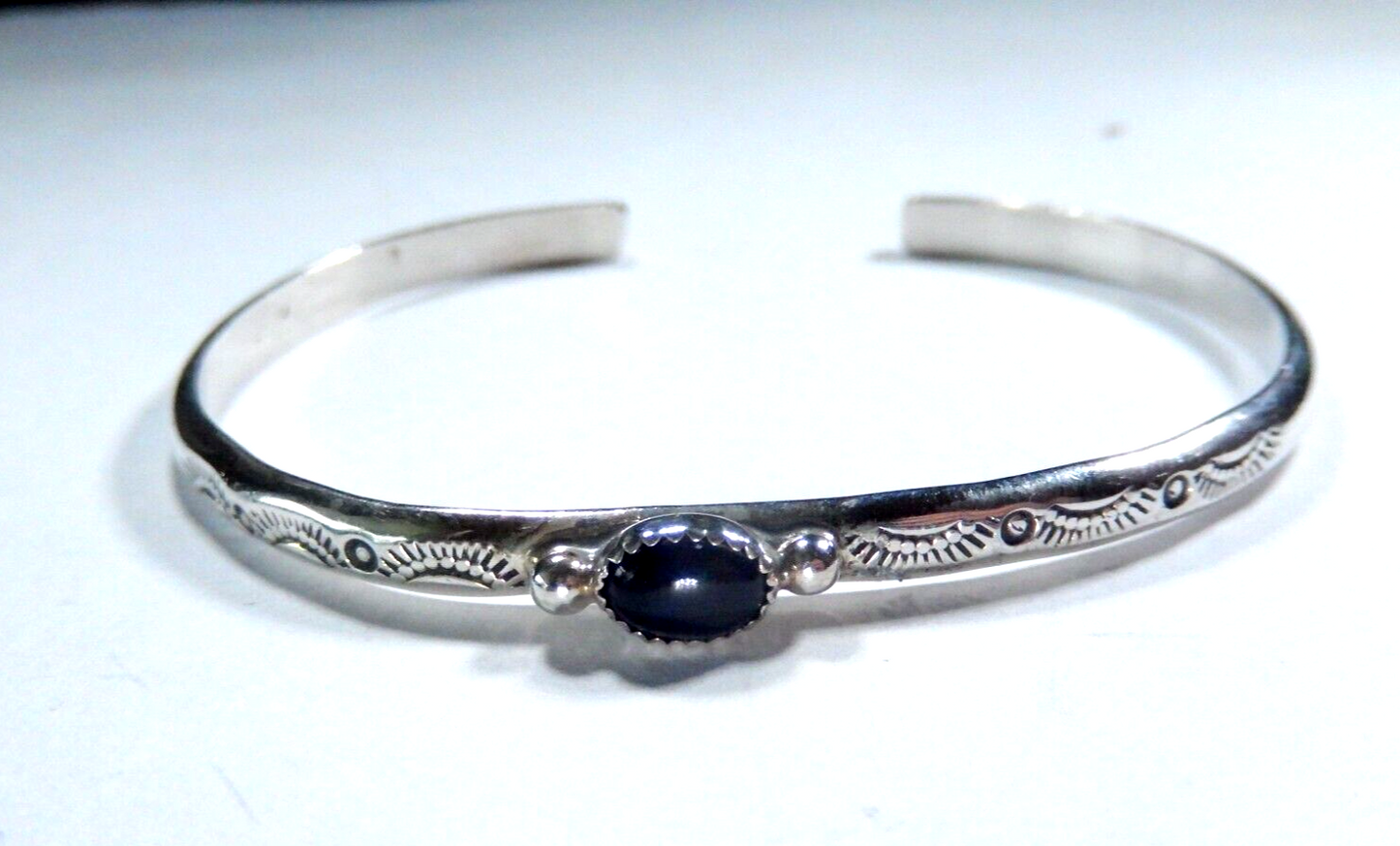 *VINTAGE*  Native American Black Onyx Hand Tooled Sterling Silver Cuff Bracelet