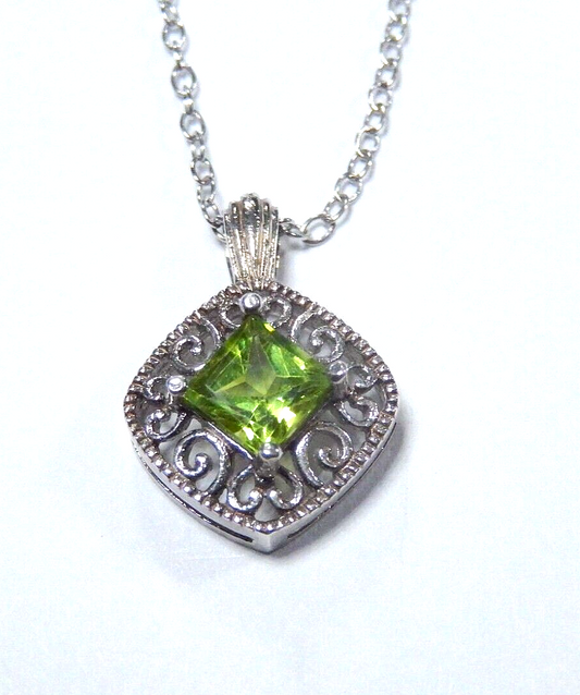 *VINTAGE* Sterling Silver .75 CT Peridot Pendant w/18" Sterling Chain