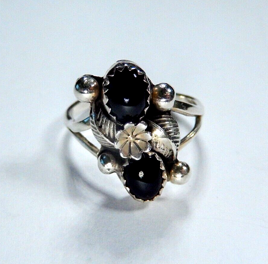 *VINTAGE*  Native American Sterling Silver Black Onyx Leaf Design Ring Sz 6.75