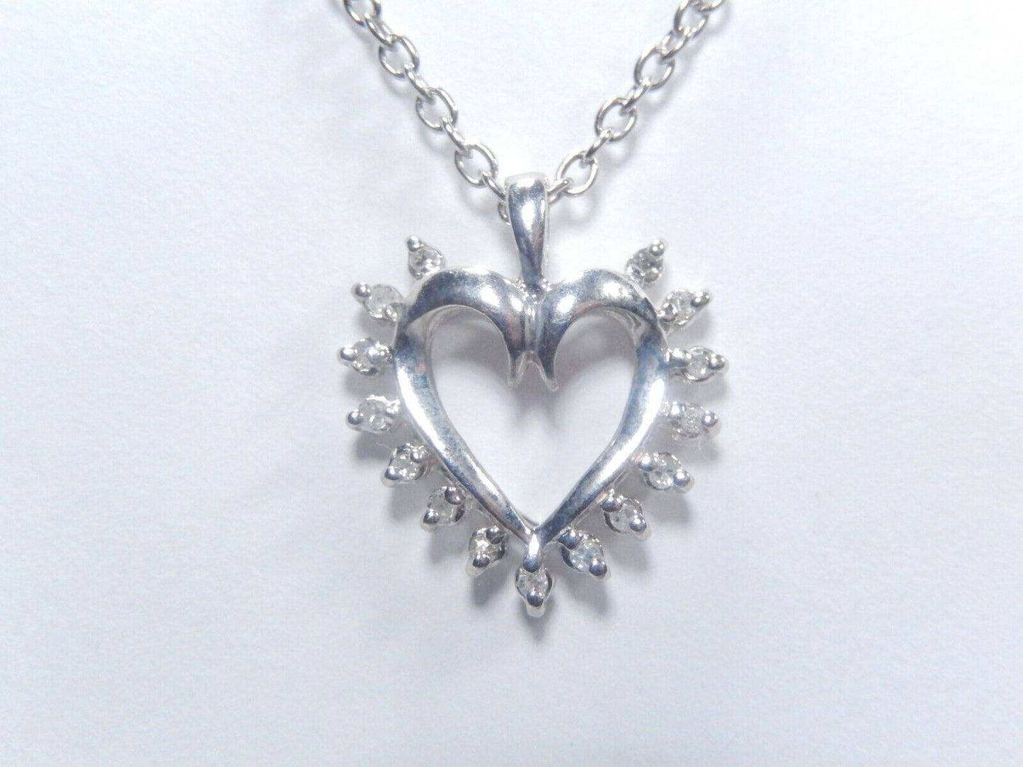 *VINTAGE*  10k White Gold 1/4CT 15 Natural Diamond Heart Pendant w/18"chain