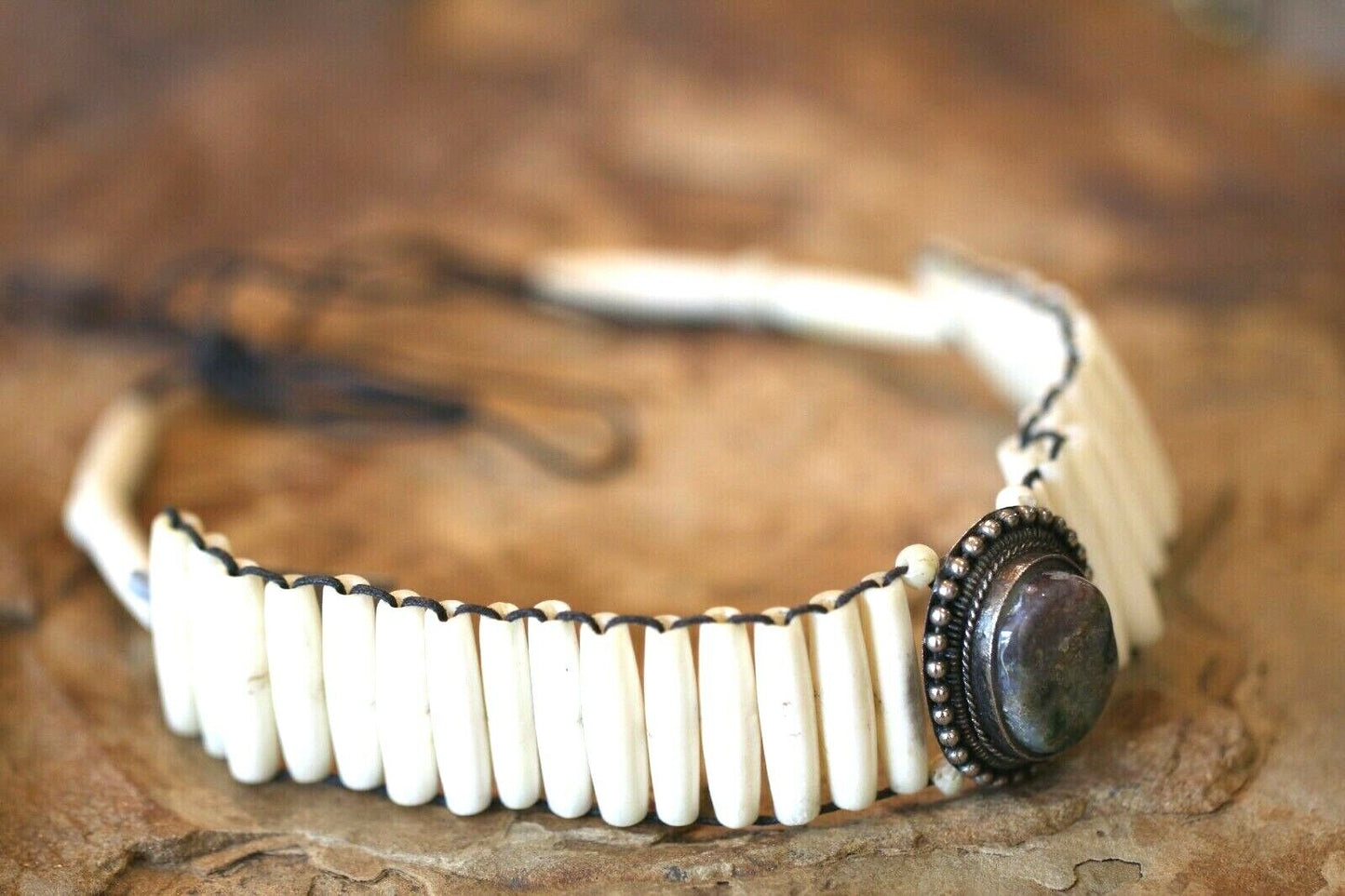 *VINTAGE*  Native American Sterling Silver Agate & Bovine Bone Chocker Necklace