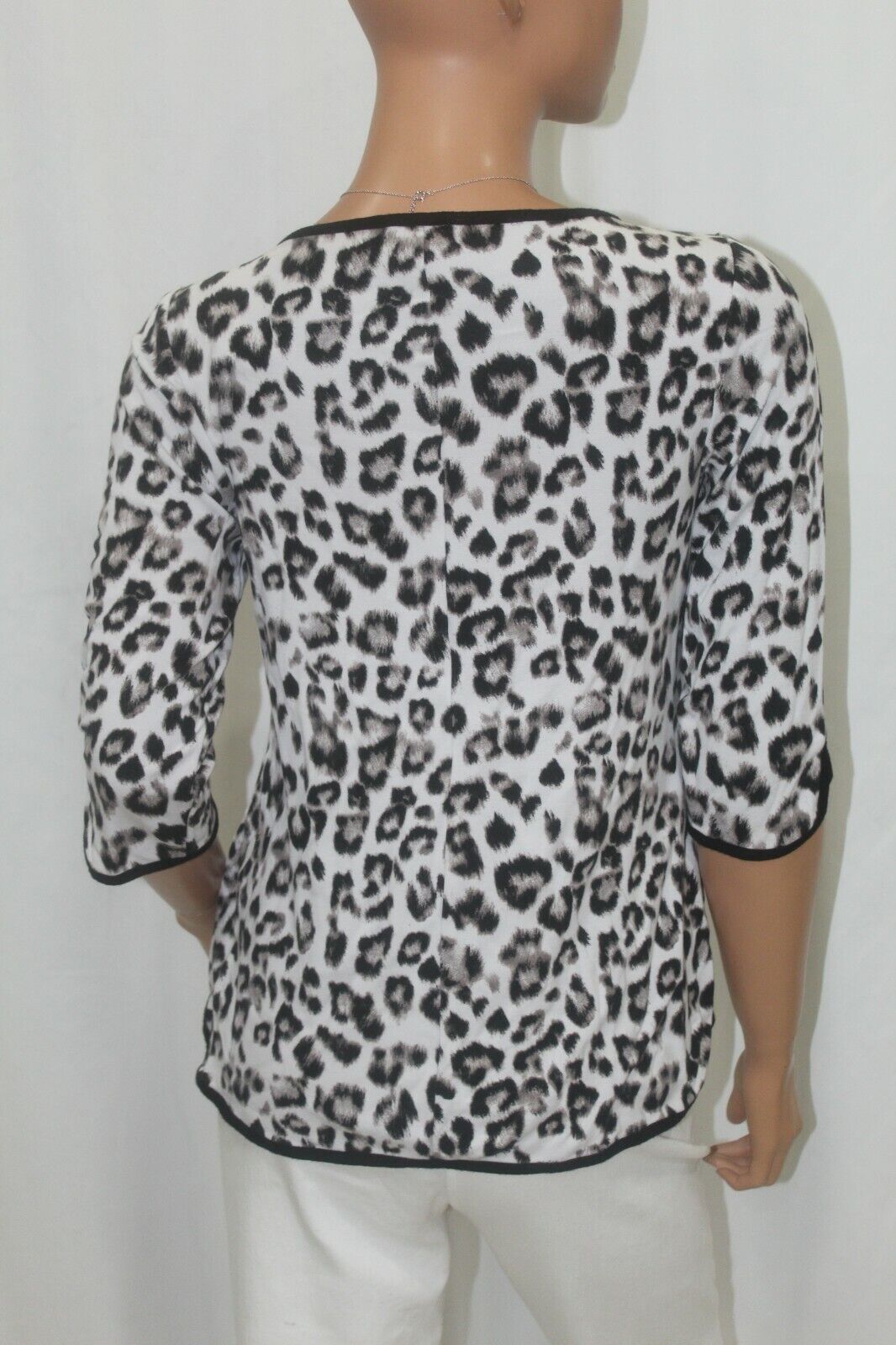 Chico’s  Animal Print  3/4 Sleeve Scoop Neck Stretch Top Size 0 - COMFORTABLE