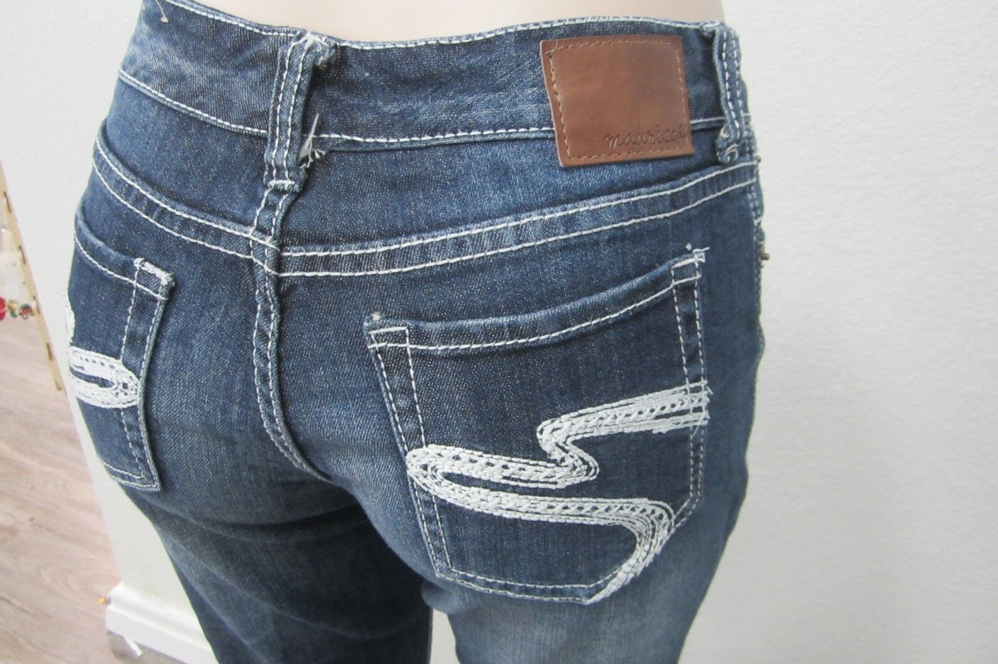 MAURICES Dark Denim Jeans w/ Fade and Embroidered Pockets Bootcut Size 5/6 L29