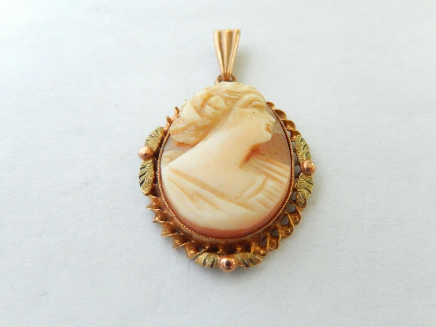 *VINTAGE* 10k BEAUTIFUL YELLOW GOLD CARVED LADY CAMEO PENDANT 1" x 34" plus bail