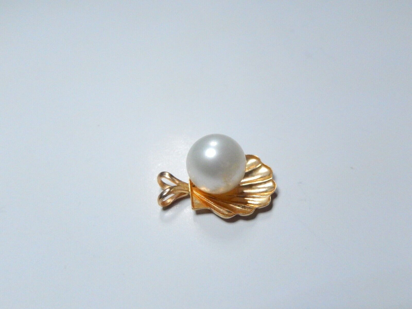 *VINTAGE*  14K Yellow Gold 7.5mm  Round Cultured Pearl in Scallop Shell Pendant