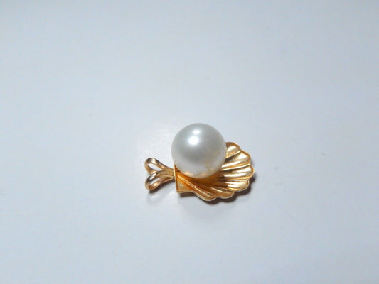*VINTAGE*  14K Yellow Gold 7.5mm  Round Cultured Pearl in Scallop Shell Pendant