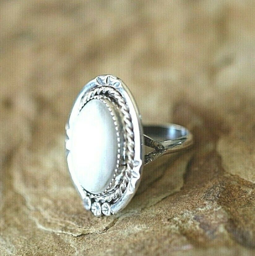 *VINTAGE*  Native American Large Sterling Silver Mother of Pearl Ring Size 6