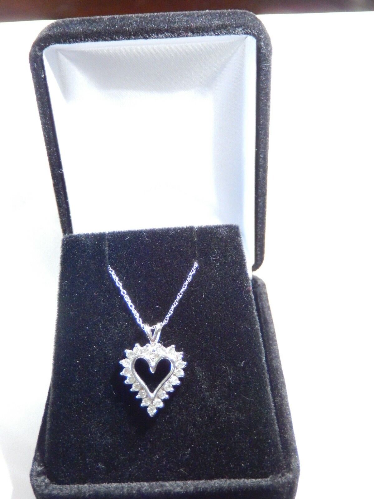 *NWT*  10k White Gold .50CT Natural Round Diamond  Heart Pendant w/18" 10K Chain