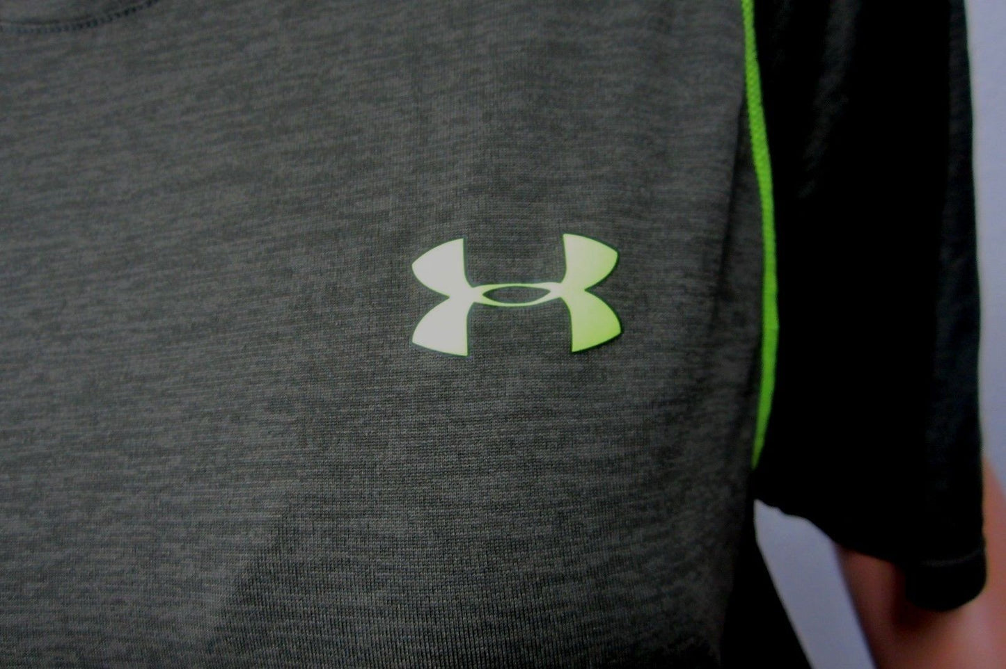 NWOT UNDER ARMOUR HEAT GEAR LADIES  LOOSE FIT ATHLETIC TOP LOGO Size Large