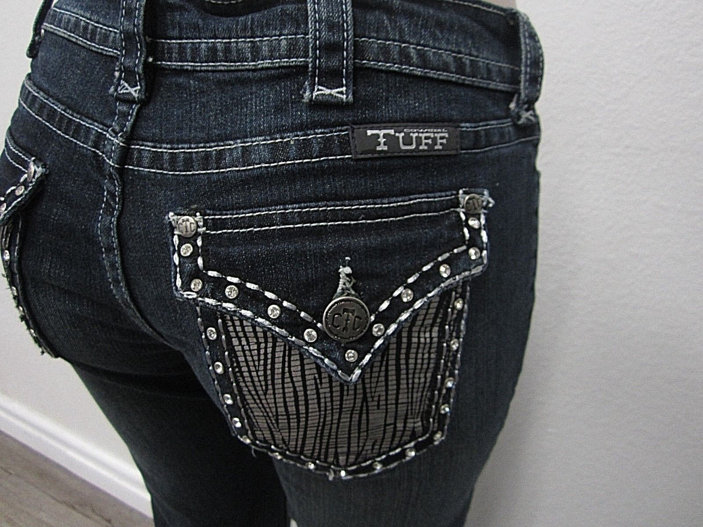 NWOT Cowgirl Tuff Jazzy Women’s Dark Wash Denim Embellished Rodeo Jeans Sz 28x33