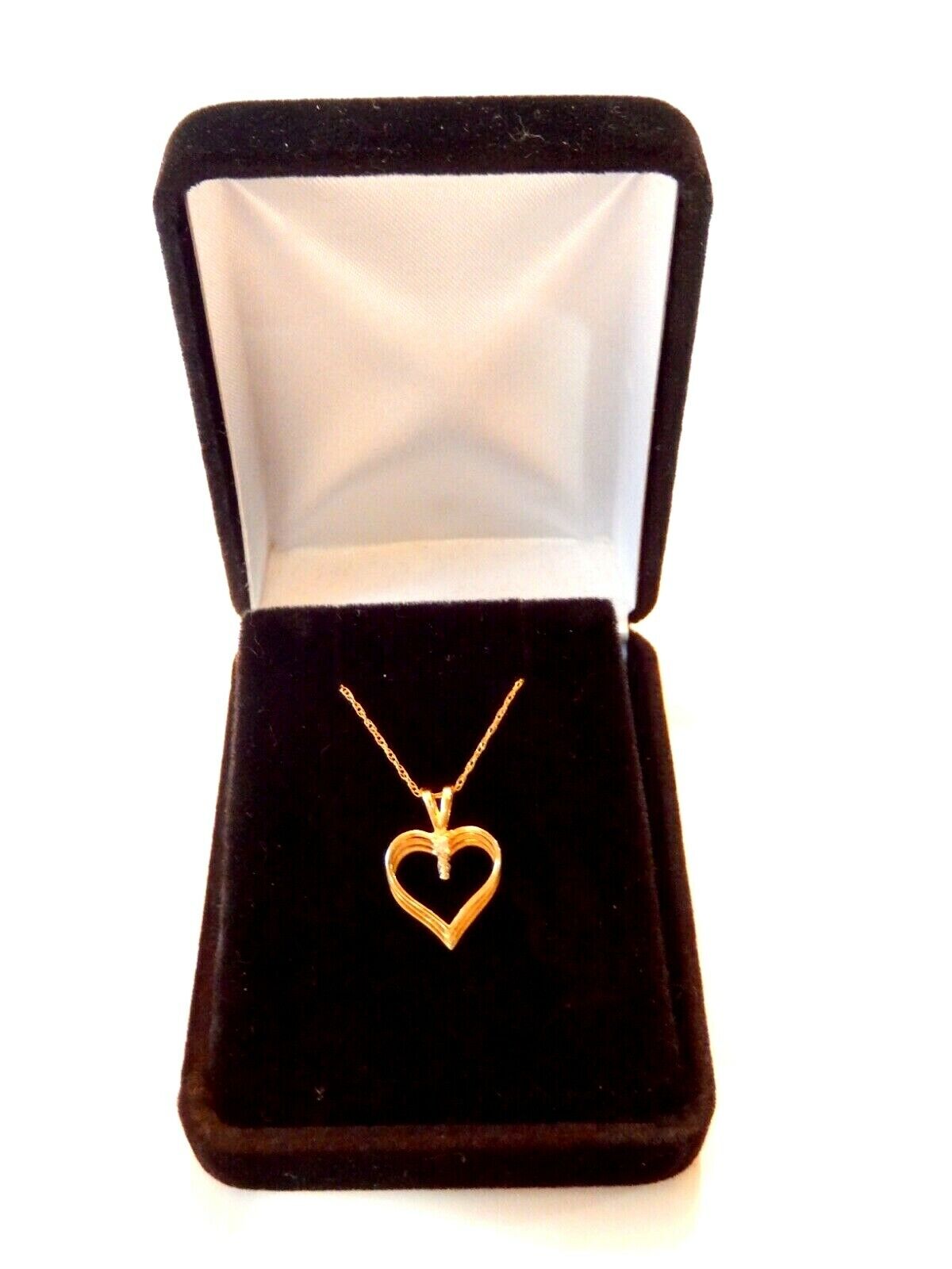 *VINTAGE*  10K Yellow Gold Solitaire Diamond Heart Pendant with 10K 18" Chain