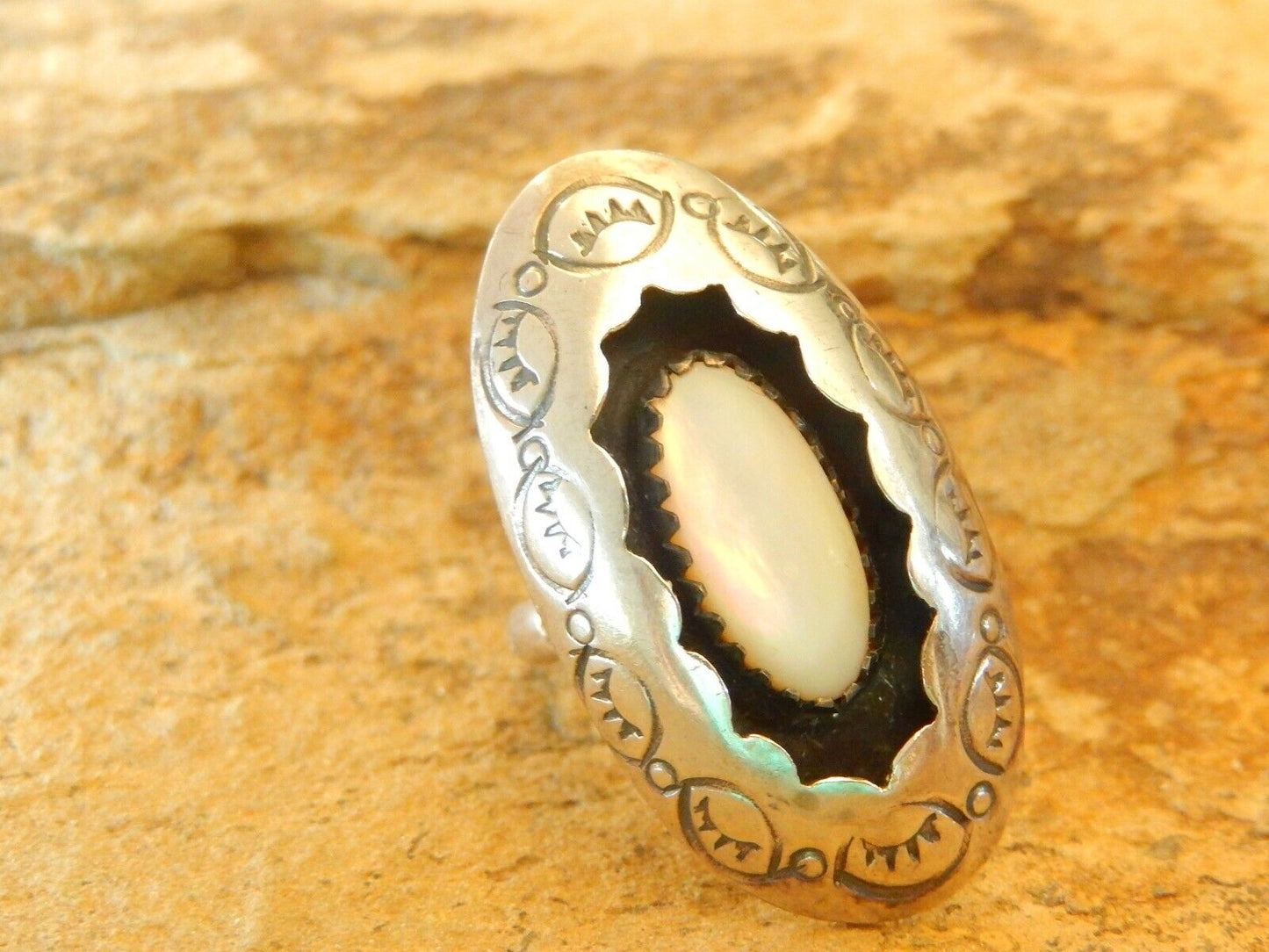 *VINTAGE* - LARGE NATIVE AMER. STERLING SILVER MOTHER OF PEARL RING SIZE 6.75