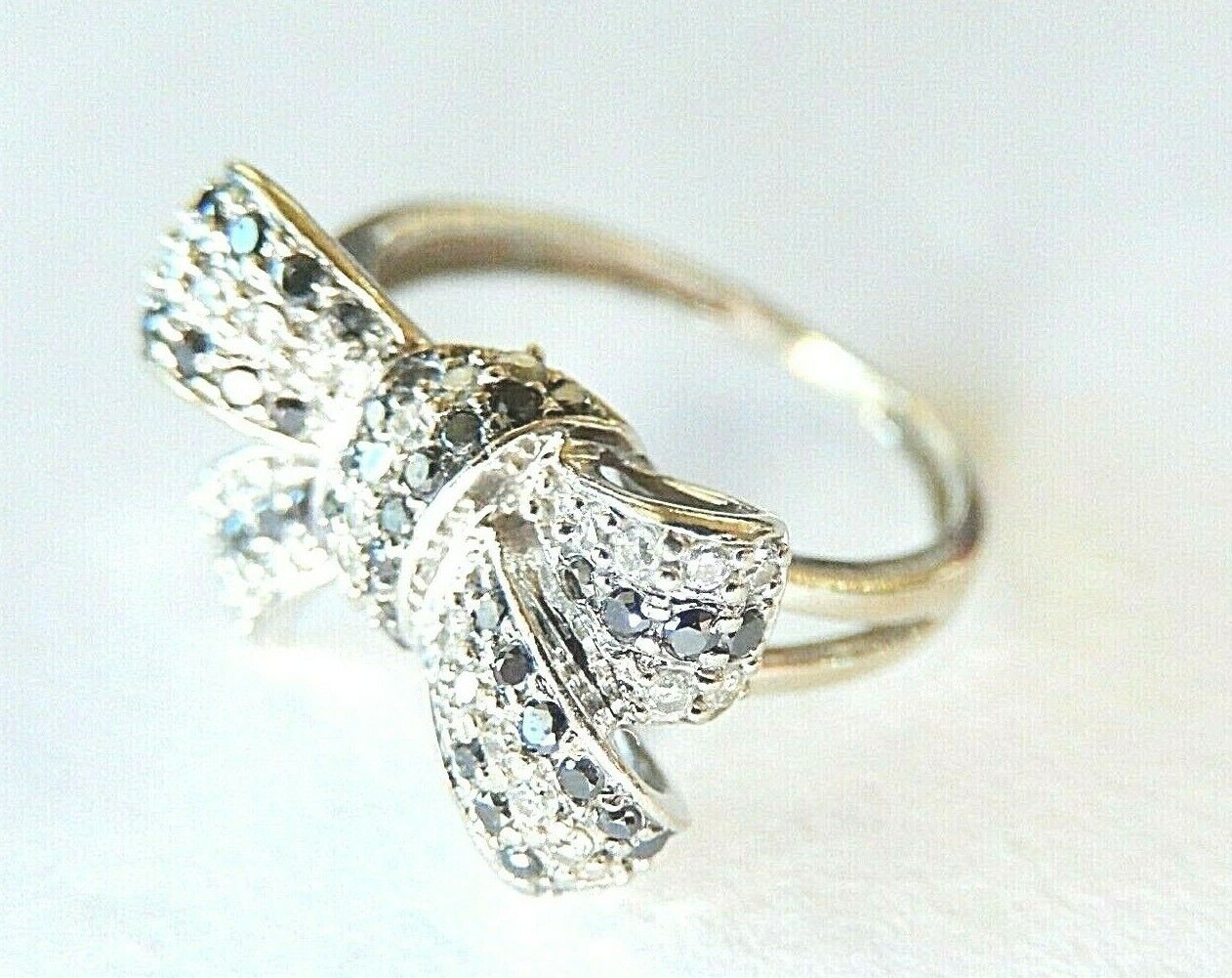 *VINTAGE* 14k White Gold .85CT White  And Black Round Diamond Bow Ring Size 7