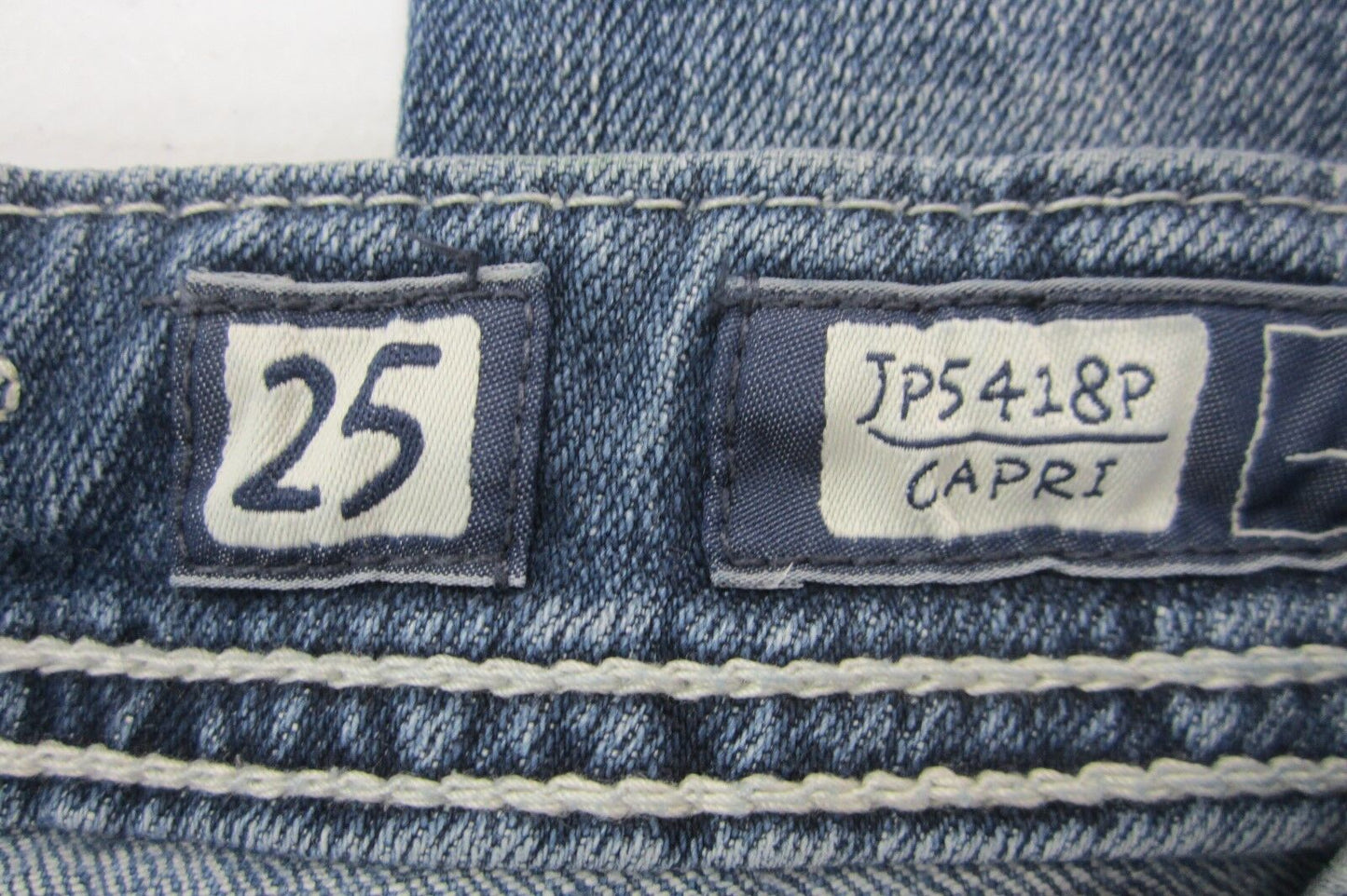 *VERY NICE* Miss Me Capri Blue Jeans Cropped Distressed JP5418P Size W25 x L19