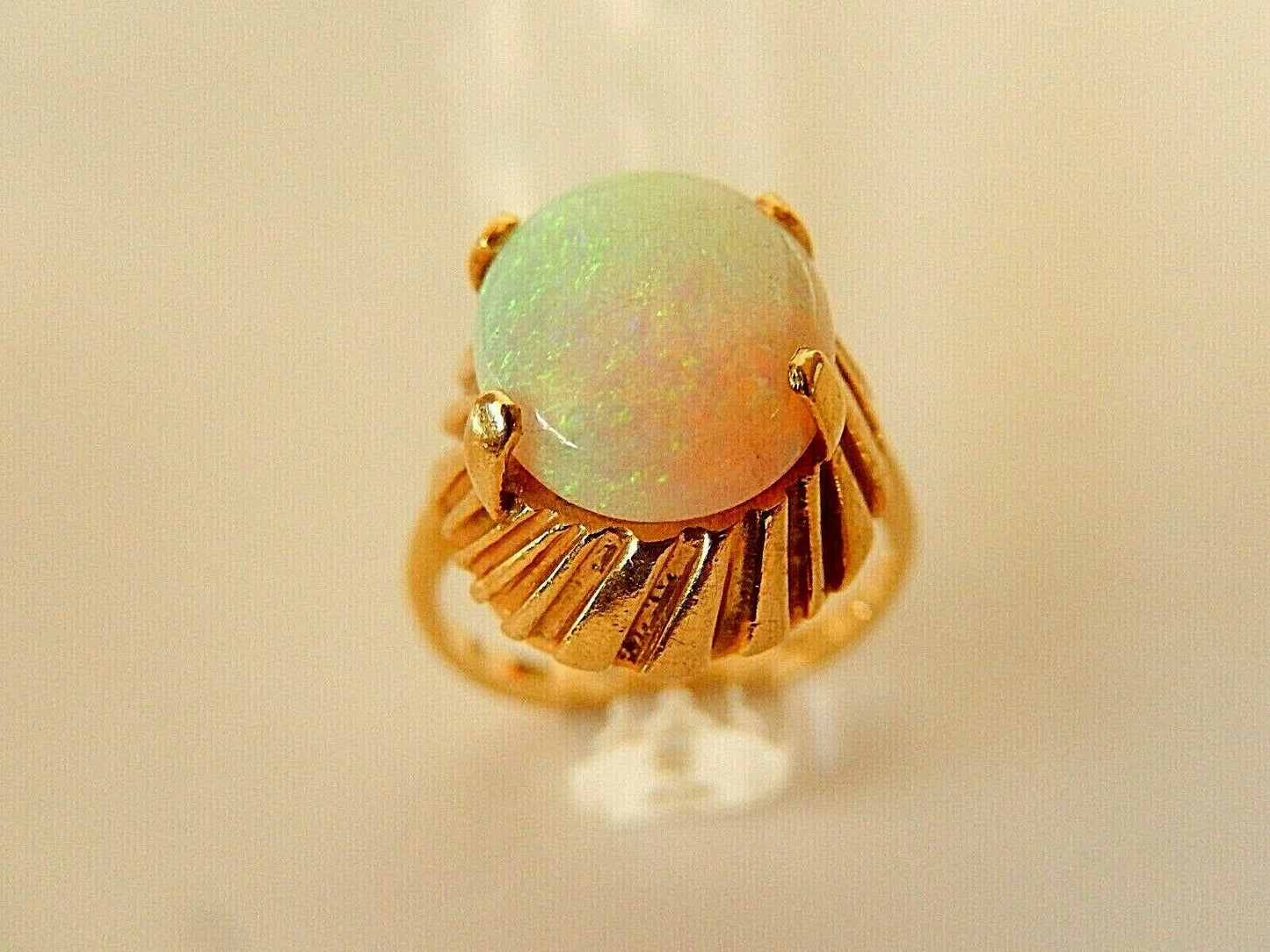 *VINTAGE* 14k Yellow Gold Beautiful Firey Opal Cocktail Ring Size 3.75