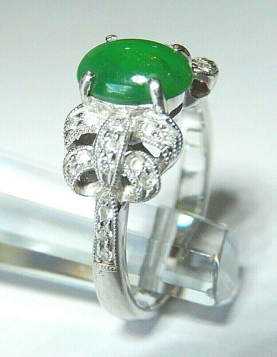 *VINTAGE* Cabochon Rich Green Jade & Diamond Ring in 18kt White Gold Size 6.25
