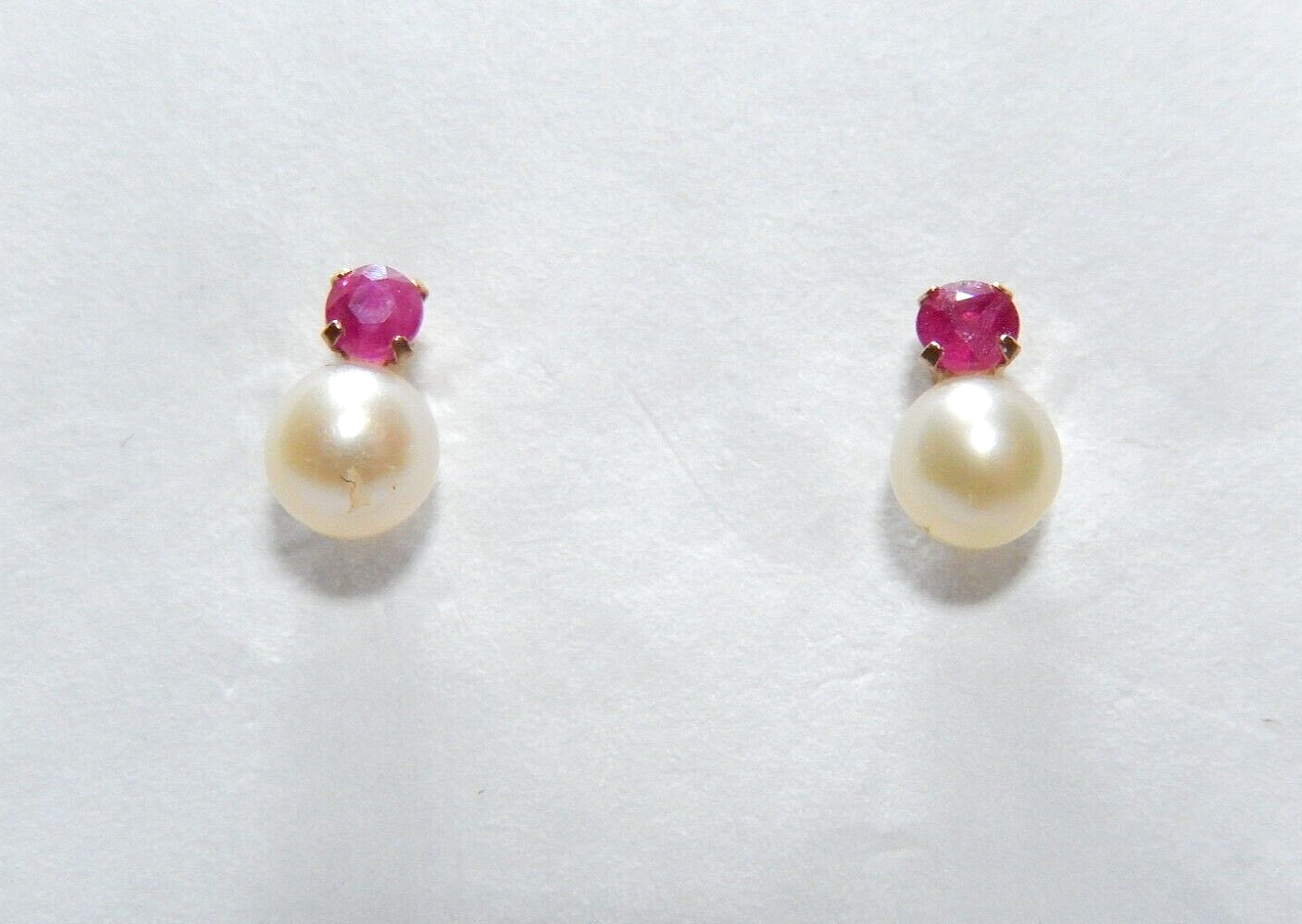 *VINTAGE*  14k Yellow Gold 4.5mm Pearl & Ruby Earstud Earrings