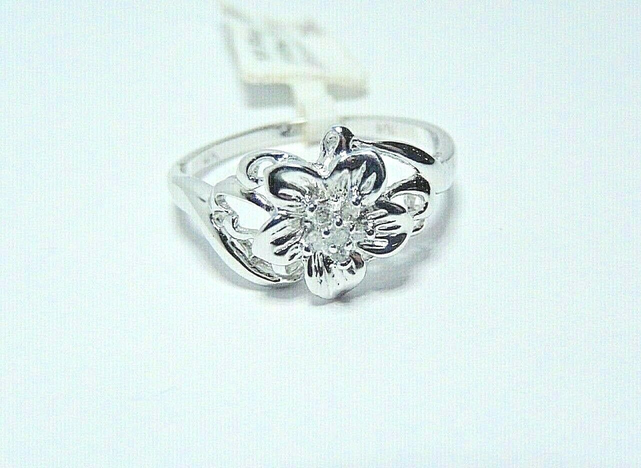 *NWT* 10k White Gold Diamond Flower Ring Size 7.5