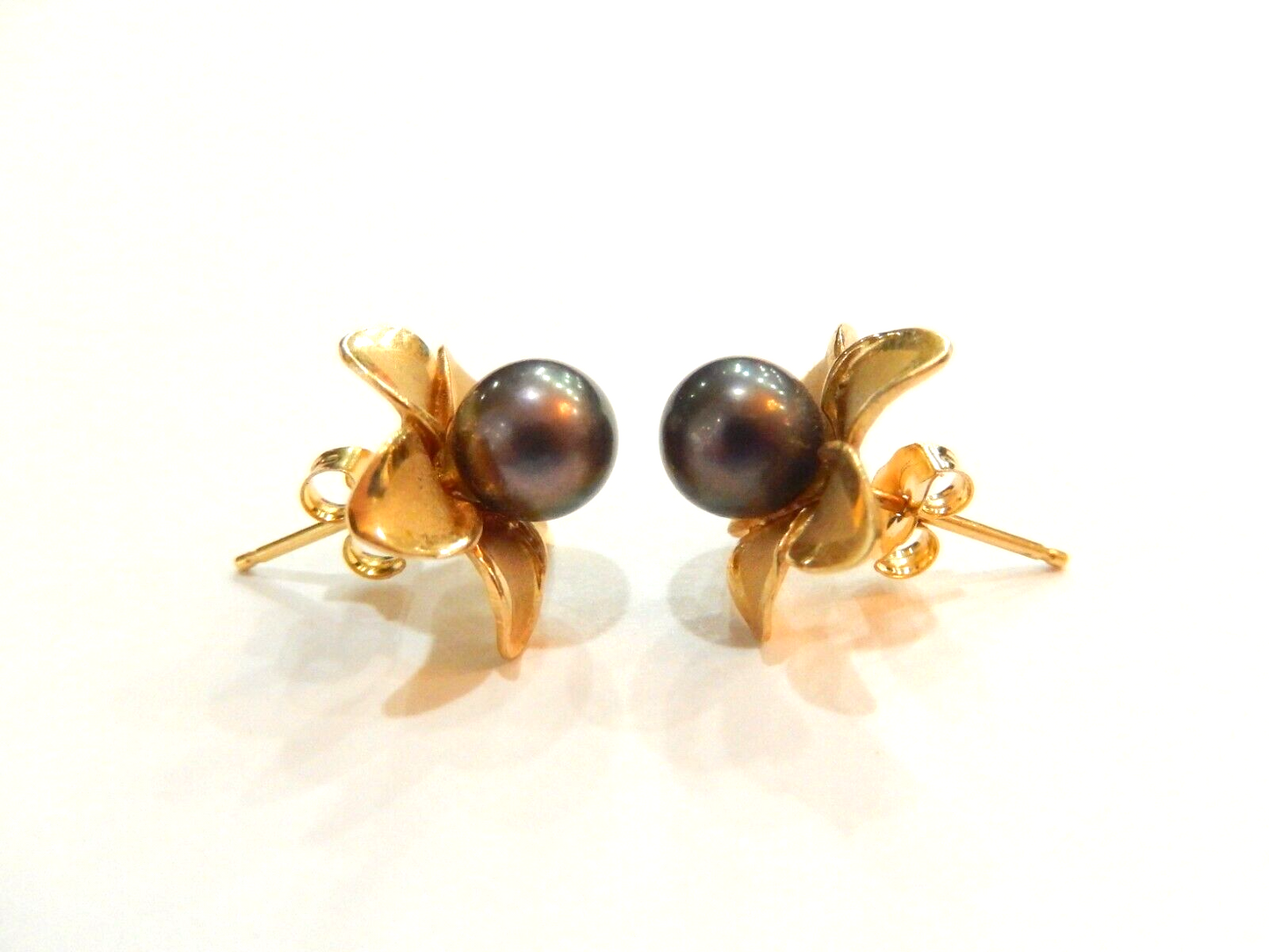 *VINTAGE* 14K Yellow Gold 7mm Tahitian Pearl Flower Stud Earrings