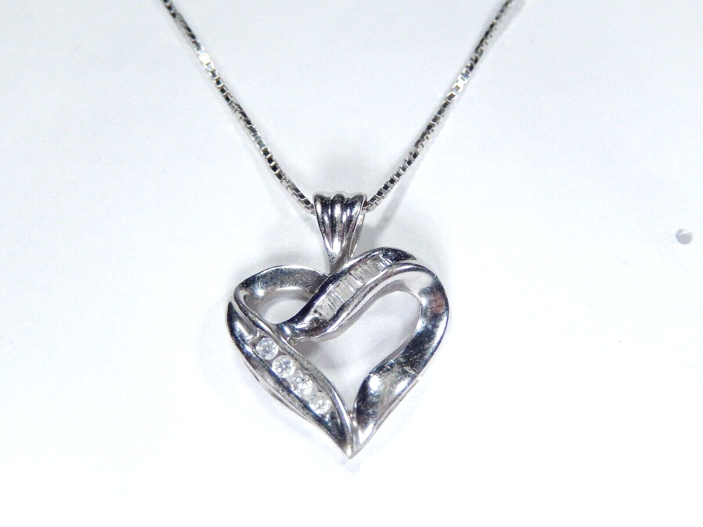 *VINTAGE* 10K WHITE GOLD .20CT Baguette & Round Diamond Heart Pendant w/18"chain