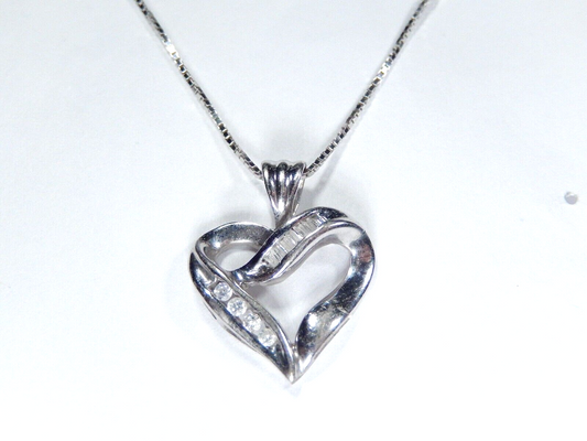 *VINTAGE* 10K WHITE GOLD .20CT Baguette & Round Diamond Heart Pendant w/18"chain