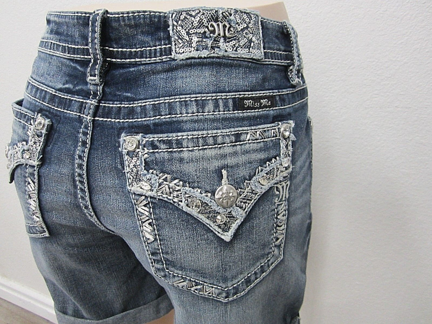 NWT MISS ME Women's Rhinestone Cuffed Stretch Mid-Rise Cut Shorts Size 25 x 6