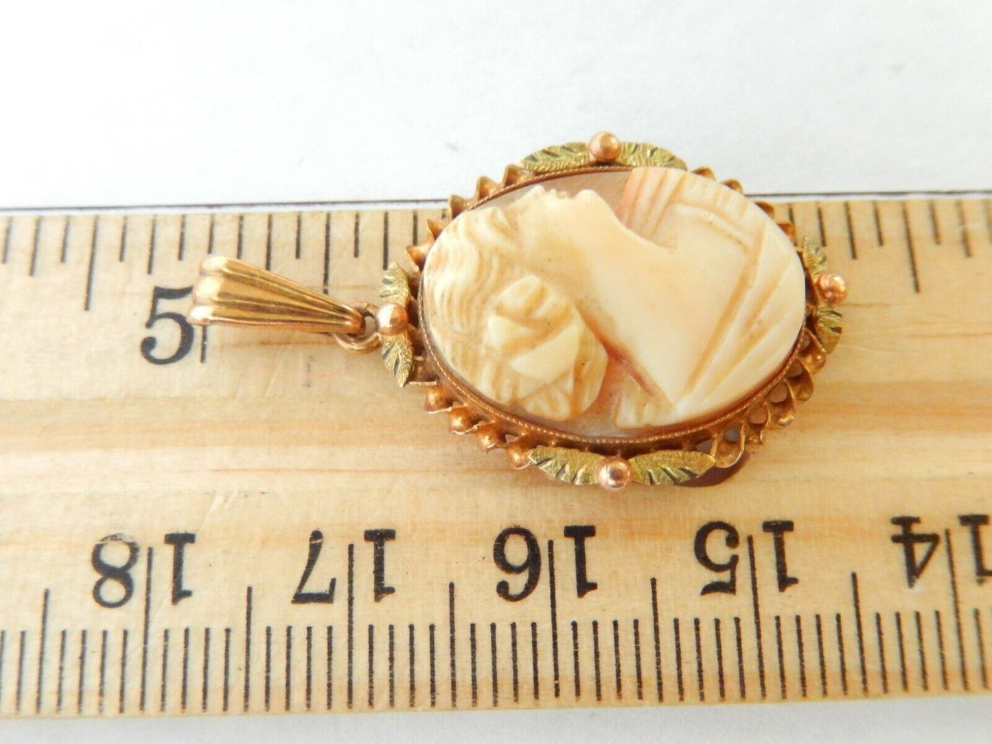 *VINTAGE* 10k BEAUTIFUL YELLOW GOLD CARVED LADY CAMEO PENDANT 1" x 34" plus bail