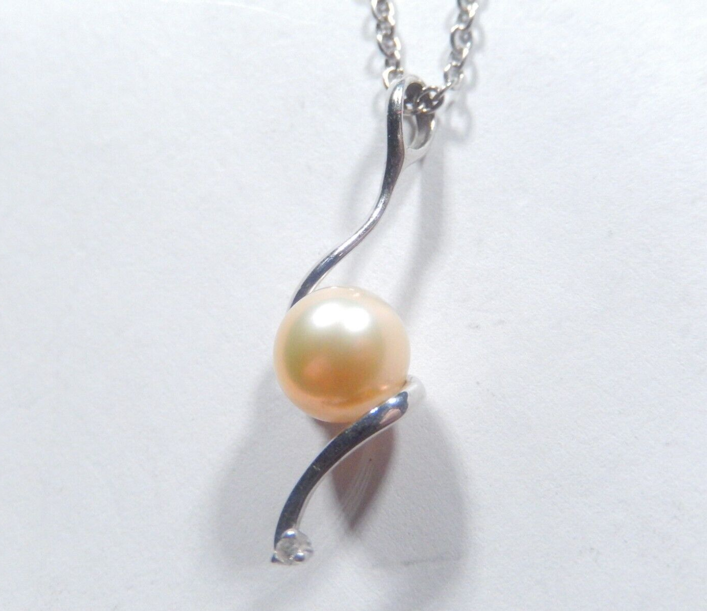 *VINTAGE* 14k White 7.5mm Golden Pearl And Diamond Pendant w/18"chain