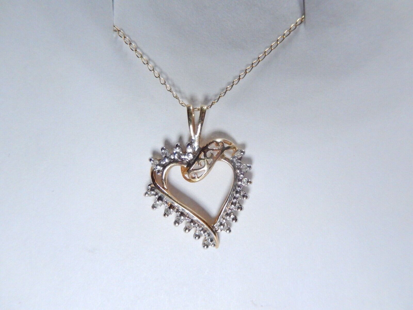 *VINTAGE* 10K Yellow Gold 1/4Ct Natural Diamond Shadow Heart Pendant  18" Chain