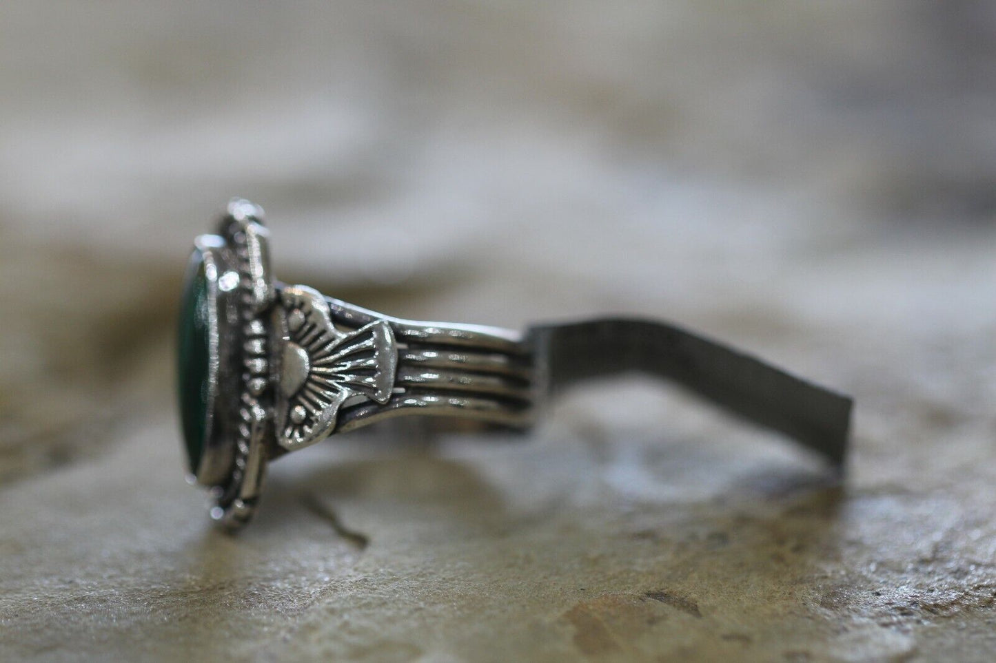 *VINTAGE*  Native American Malachite Sterling Silver Ring  size 8.5