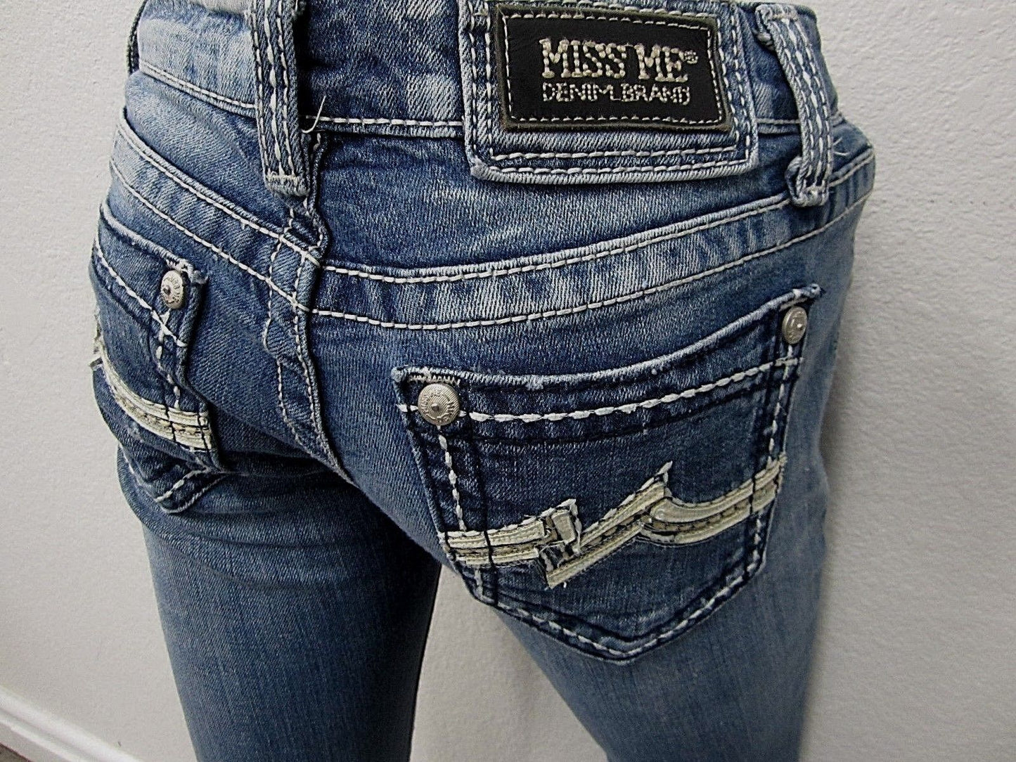 VERY NICE Miss Me JD1038B Low Rise Stretch Boot Cut Jeans Women's Sz 26 X 34"