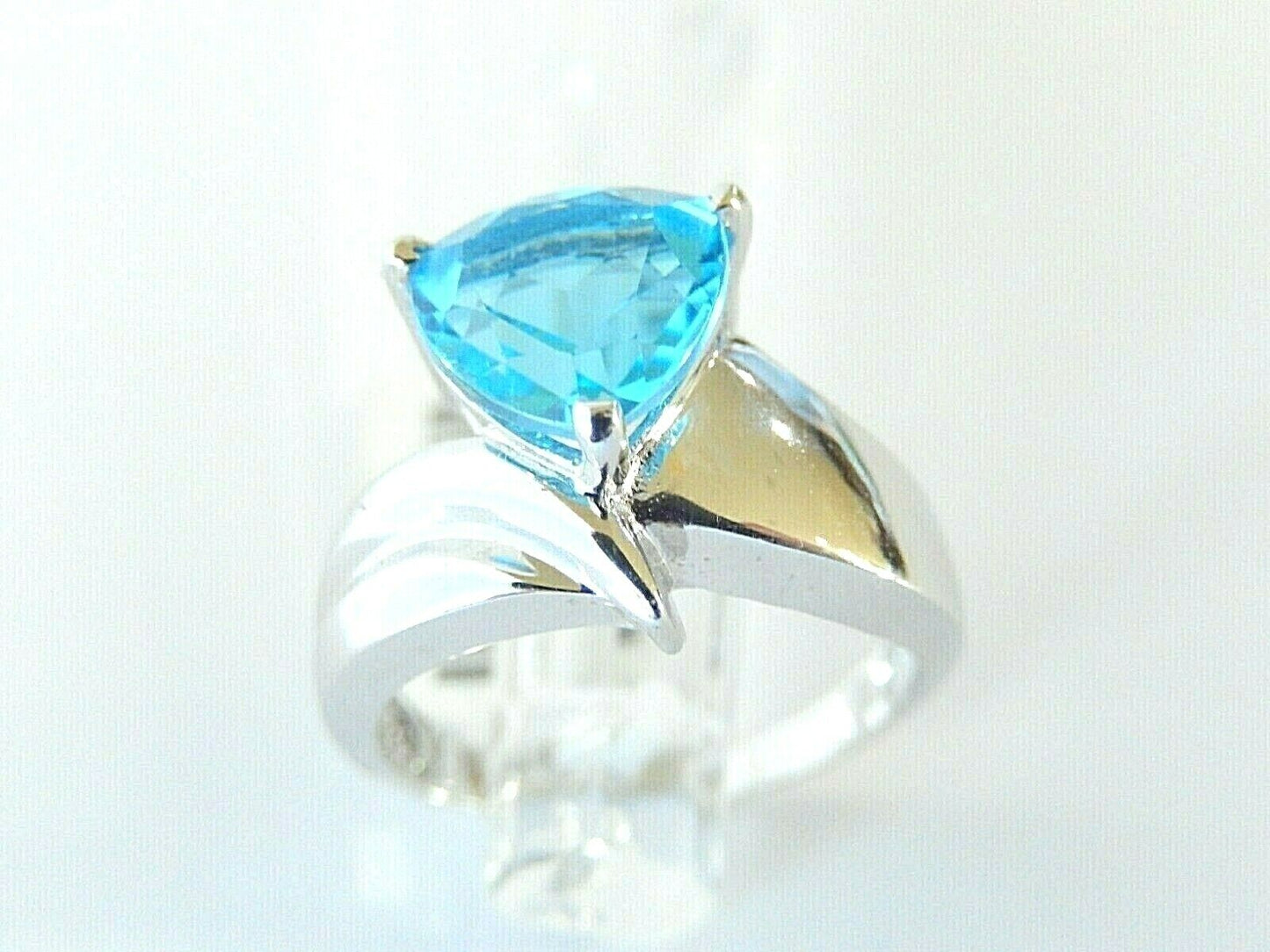 *NWT* 10k White Gold 1.50CT Trillion Cut London Blue Topaz Solitaire Ring Size 7