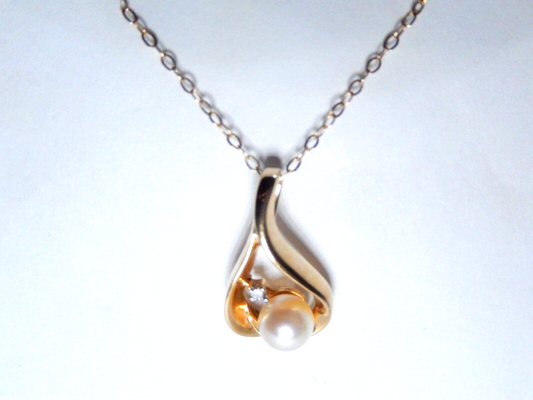 *VINTAGE* 10k Yellow Gold  Cultured Pearl And Diamond Pendant with 14K 16" Chain