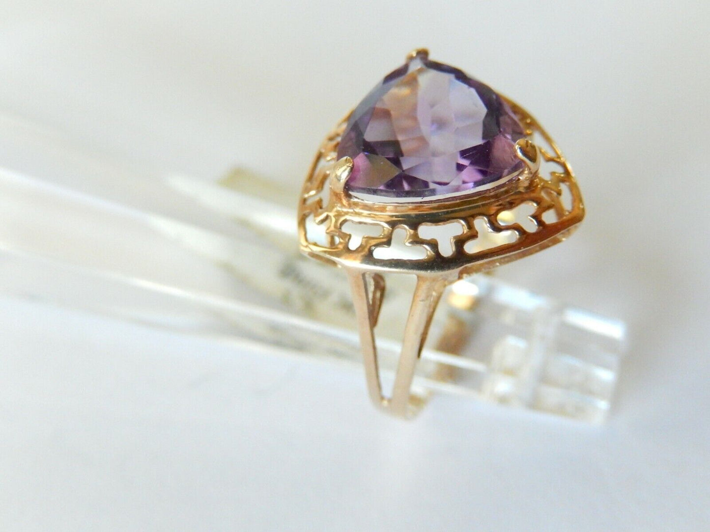 *VINTAGE* 10K YELLOW GOLD 2CT TRILLION AMETHYST RING ASYMMETRICAL SETTING Sz 8.5
