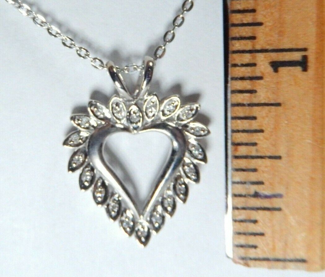 *NEW*  10K White Gold  .25CT 19 Natural Diamond Heart Pendant w/18" Chain