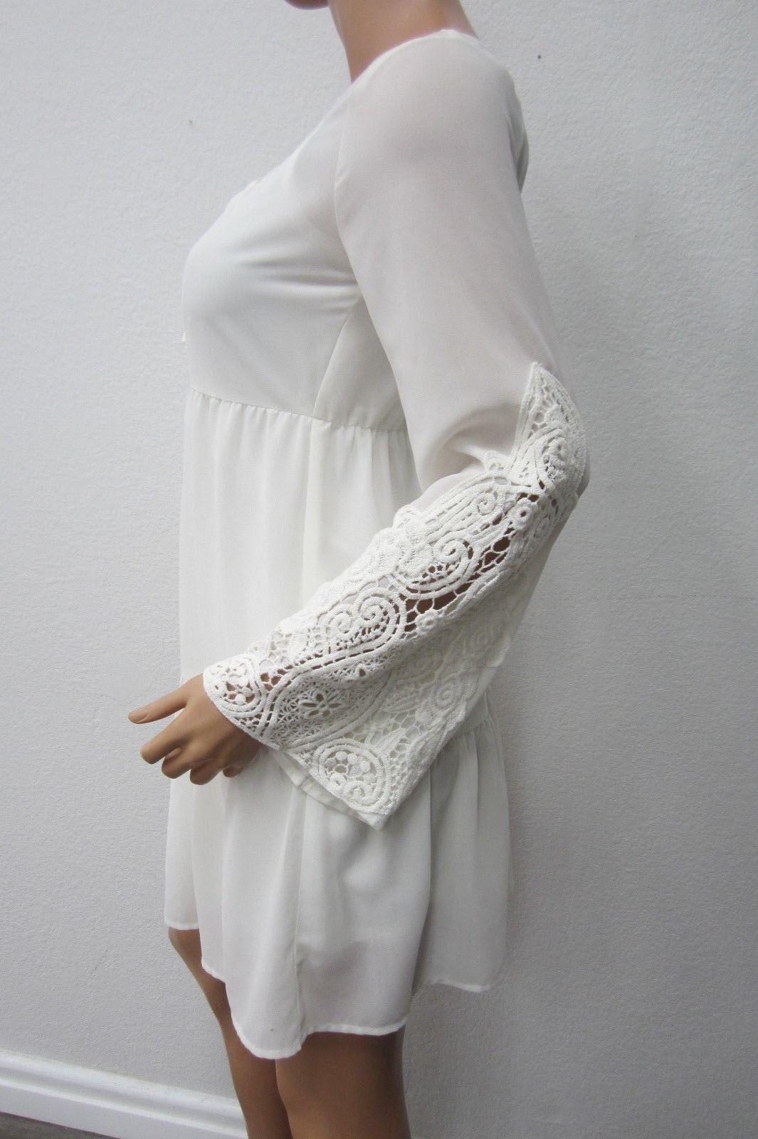 NWT GB GIANNI BINI Ivory With Lace Sleeves  Dress Fully Lined Size Small
