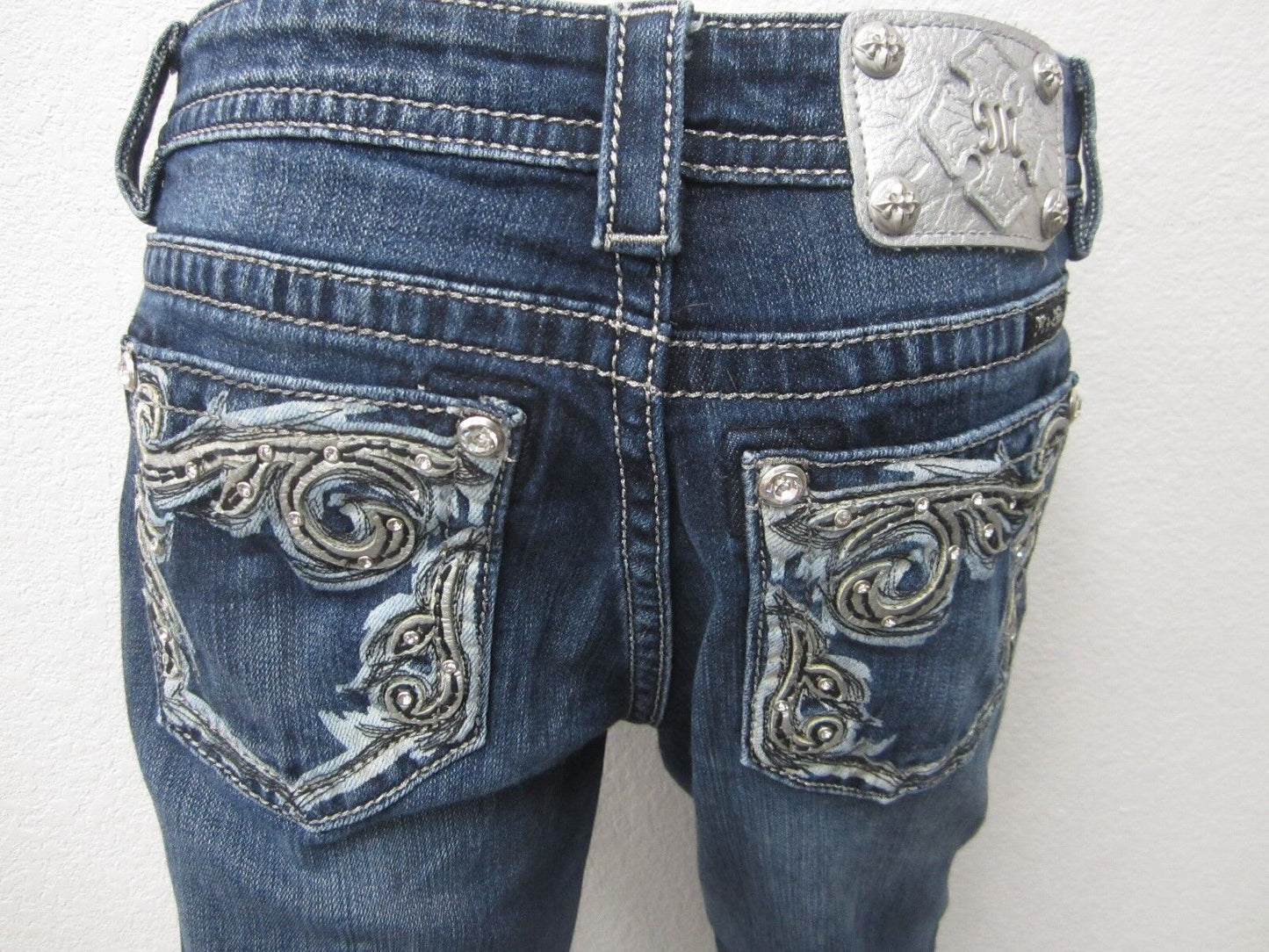 MINT MISS ME Medium Wash Boyfriend Capri Jeans Beautiful Design Pockets Sz 27x25