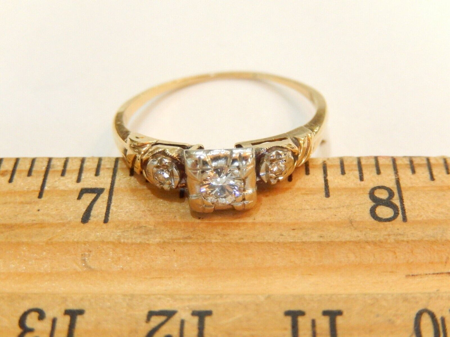 *VINTAGE* 14K Yellow Gold 1/4 CT  Round Cut Diamond Three Stone Engagement Ring