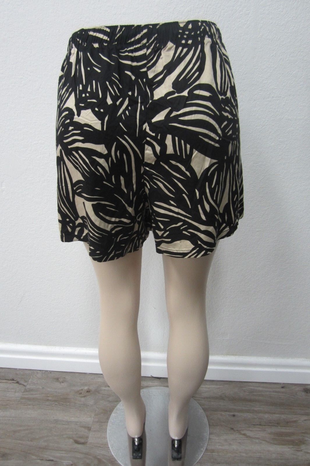 NWT Gap Light Weight  String Women's Floral Shorts (retail $44)  Size XL