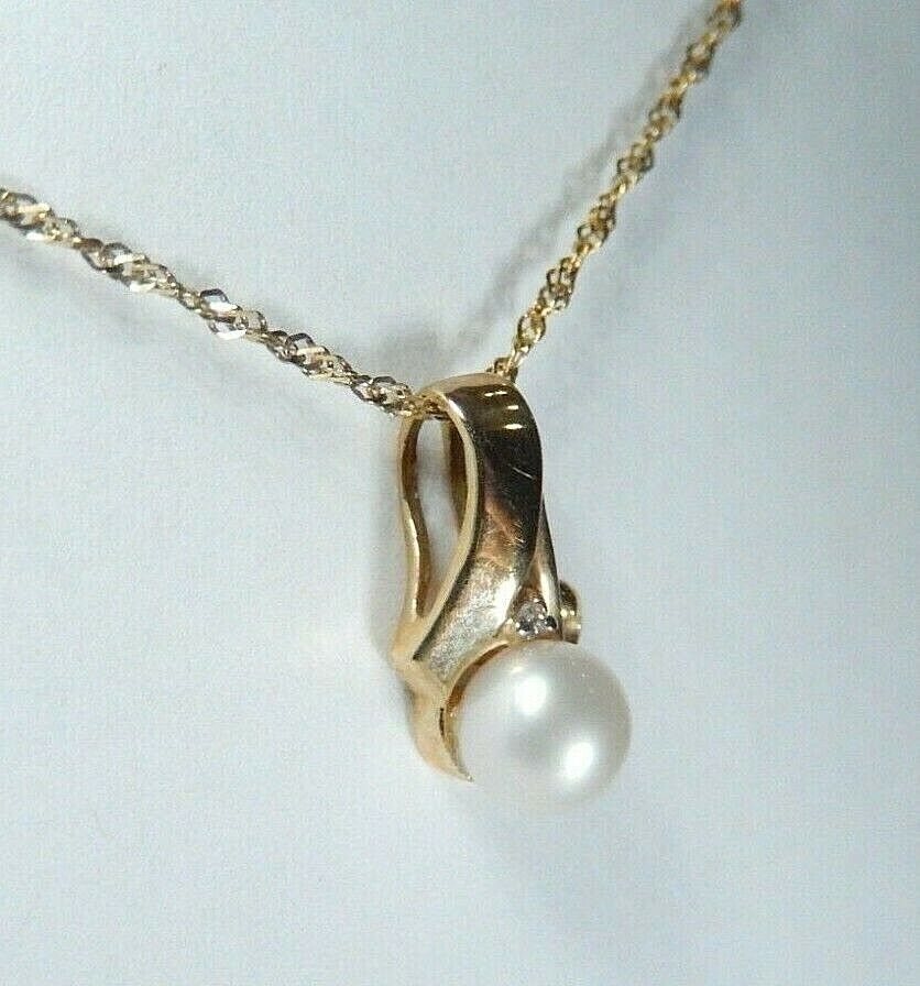 *VINTAGE* 10k Yellow Gold 6mm AAA Pearl and Diamond Pendant with 10K  20" Chain