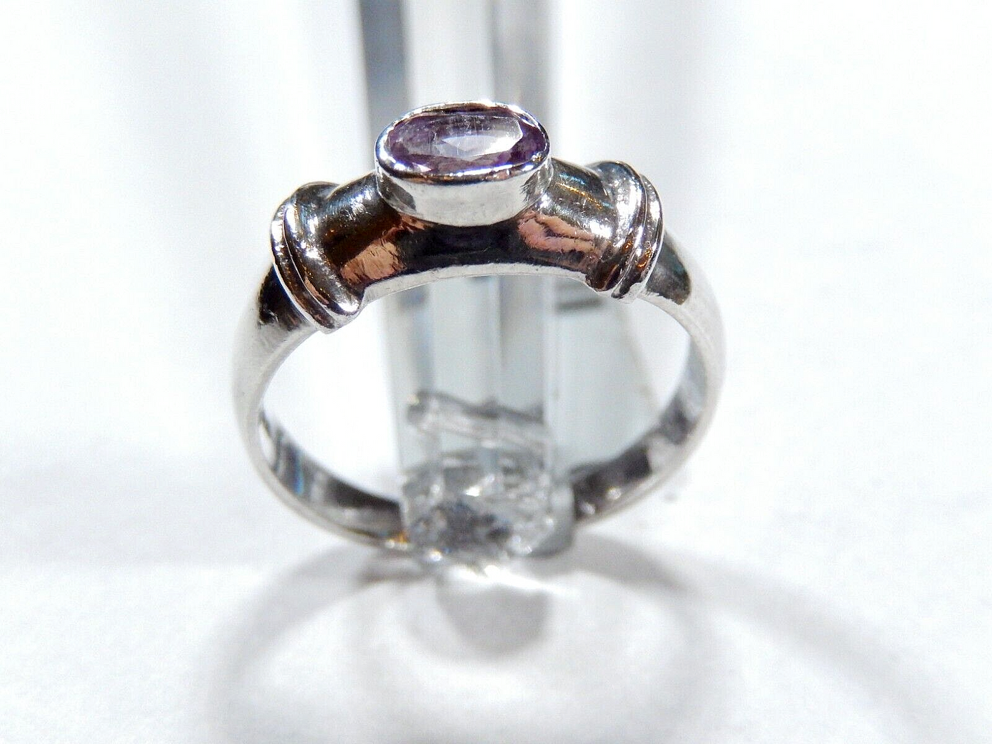 *VINTAGE* WOMENS MODERN STYLE CLASSY OVAL AMETHYST STERLING SILVER RING Sz 8