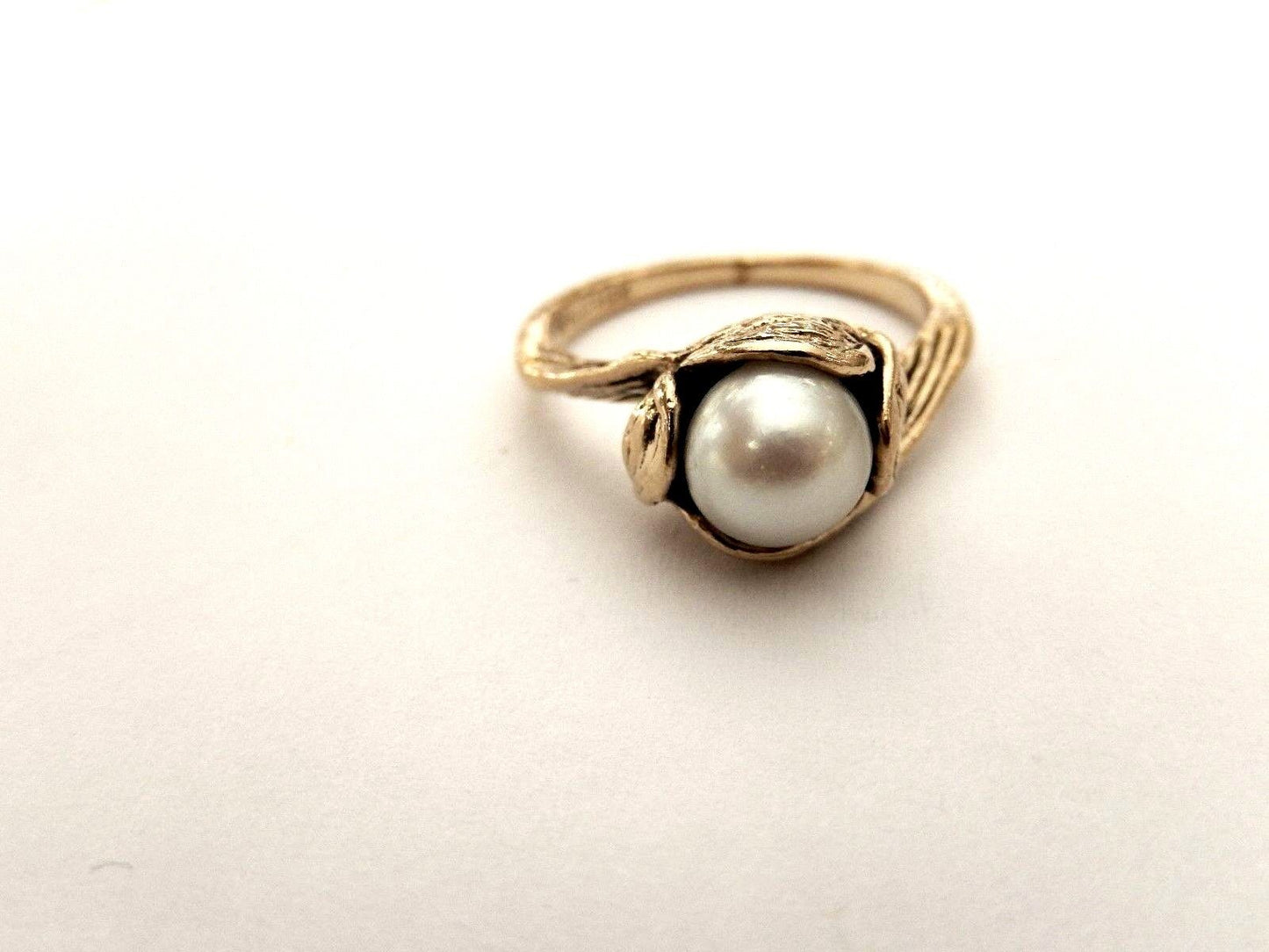 Lovely Vintage 10K Yellow Gold  Ring W/A White 6.5mm Cultured Pearl. Sz 6.5