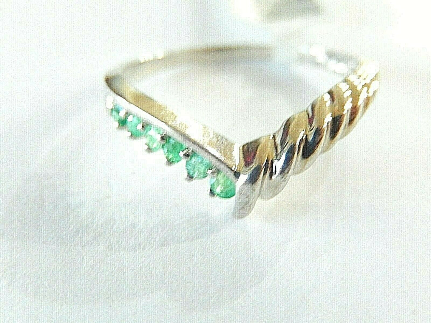 *NWT* 14k White Gold 1/5 CT Emerald Curved  " V " Ring  Wedding Band Size 8.5