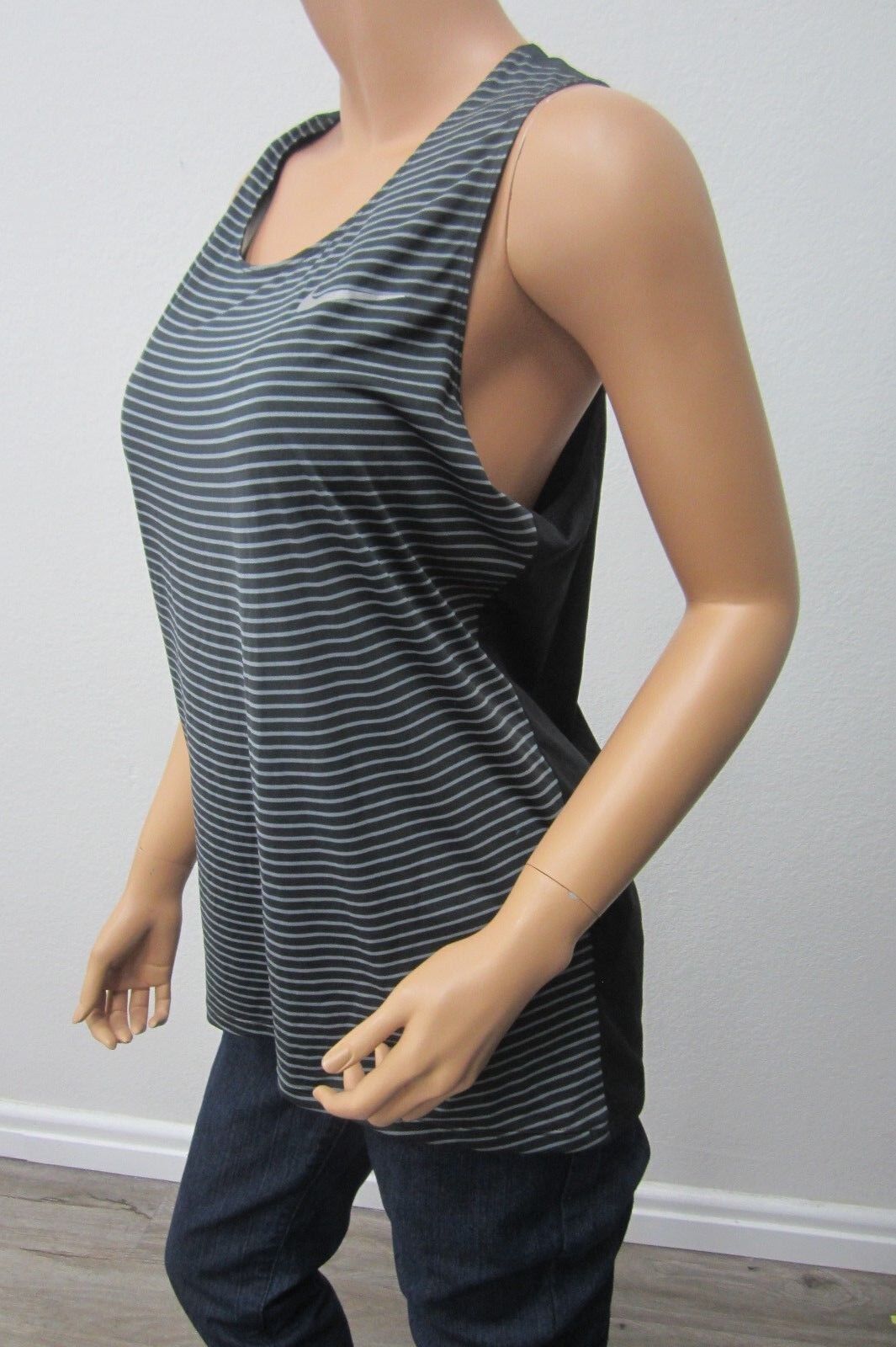 VERY NICE Nike  Women's Active Sleveless Dri-Fit Top  (Size Medium)
