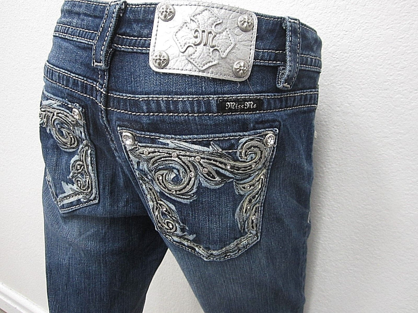 MINT MISS ME Medium Wash Boyfriend Capri Jeans Beautiful Design Pockets Sz 27x25