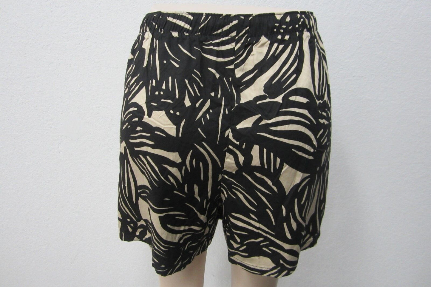 NWT Gap Light Weight  String Women's Floral Shorts (retail $44)  Size XL