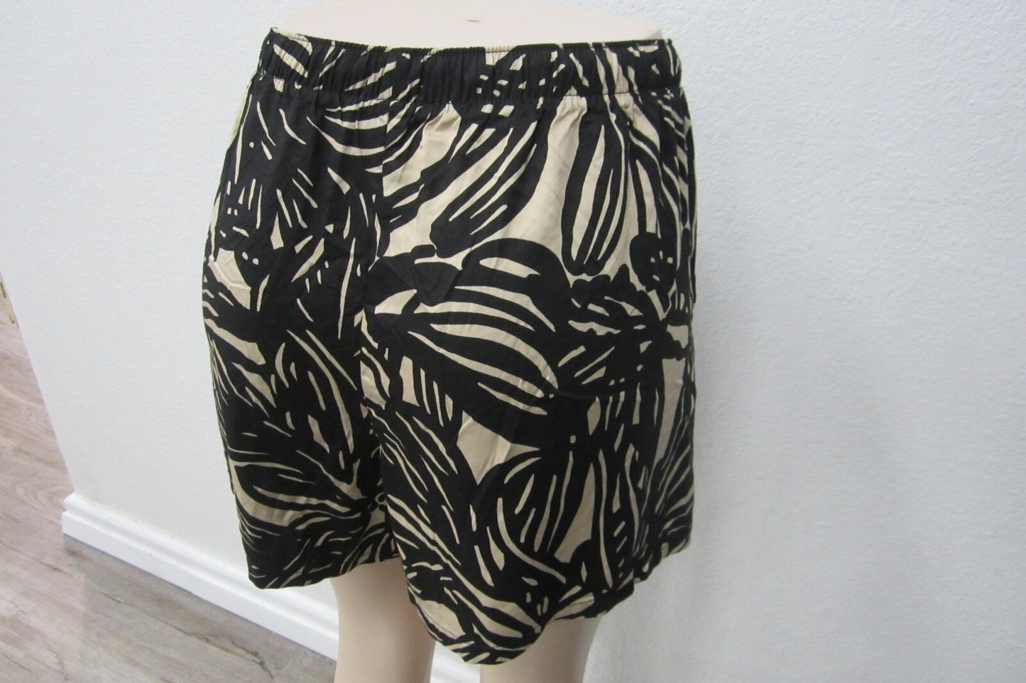 NWT Gap Light Weight  String Women's Floral Shorts (retail $44)  Size XL