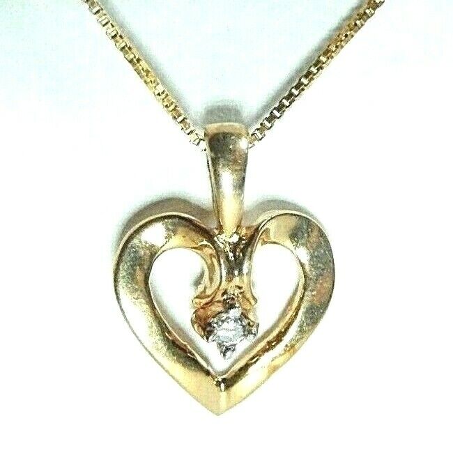 *VINTAGE*  10K Yellow Gold Diamond Solitaire Heart Pendant with 18" Chain
