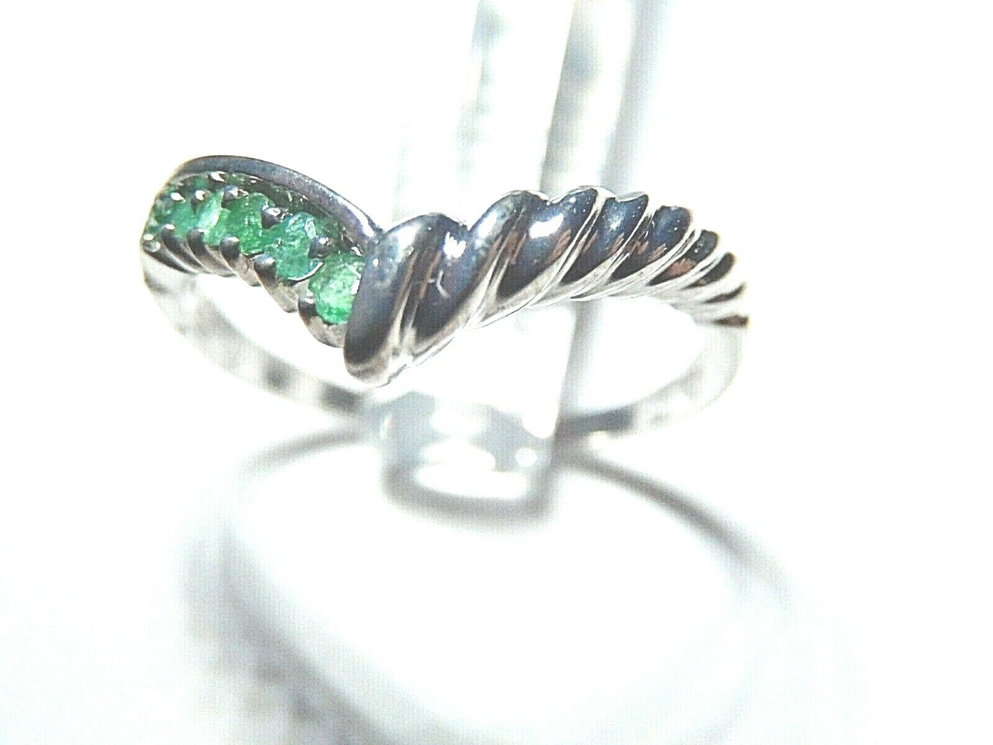 *NWT* 14k White Gold 1/5 CT Emerald Curved  " V " Ring  Wedding Band Size 8.5