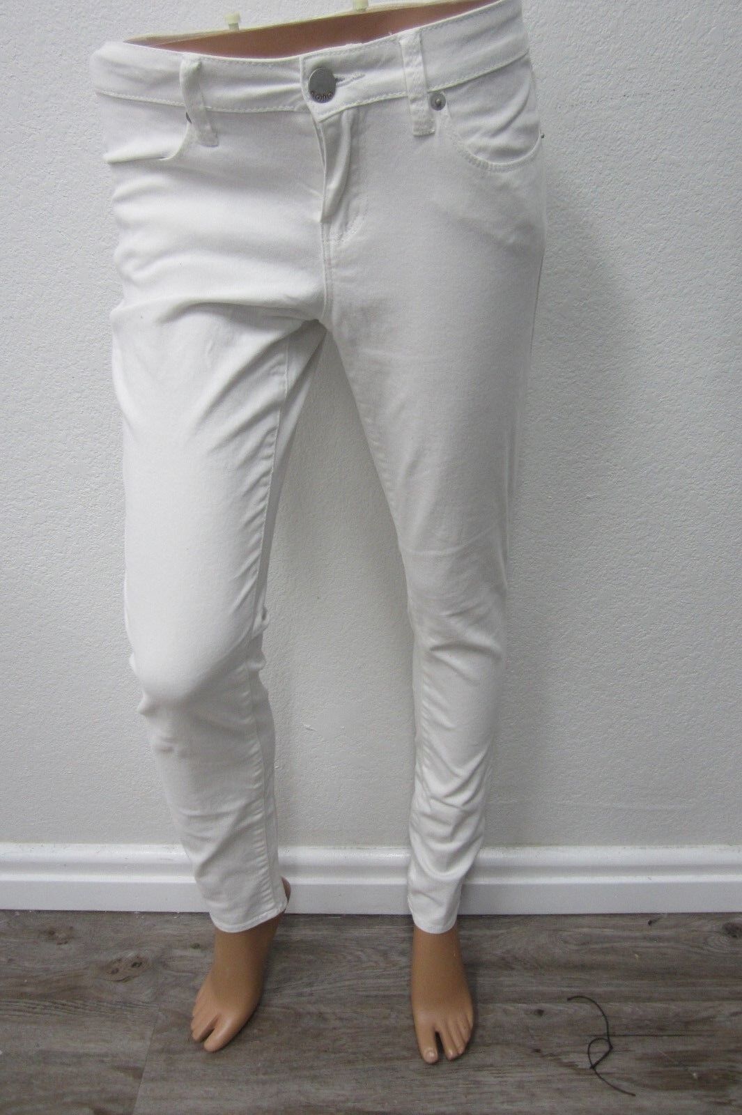 VERY NICE No Boundaries Women's White Stretchy Skinny Leg Jeans  Size 7 x 29L